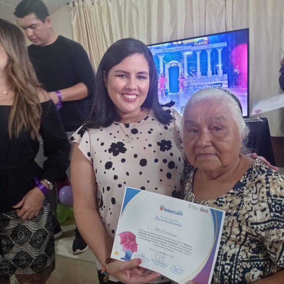 Adulta mayor recibiendo su certificado junto a la presidenta de la fundación