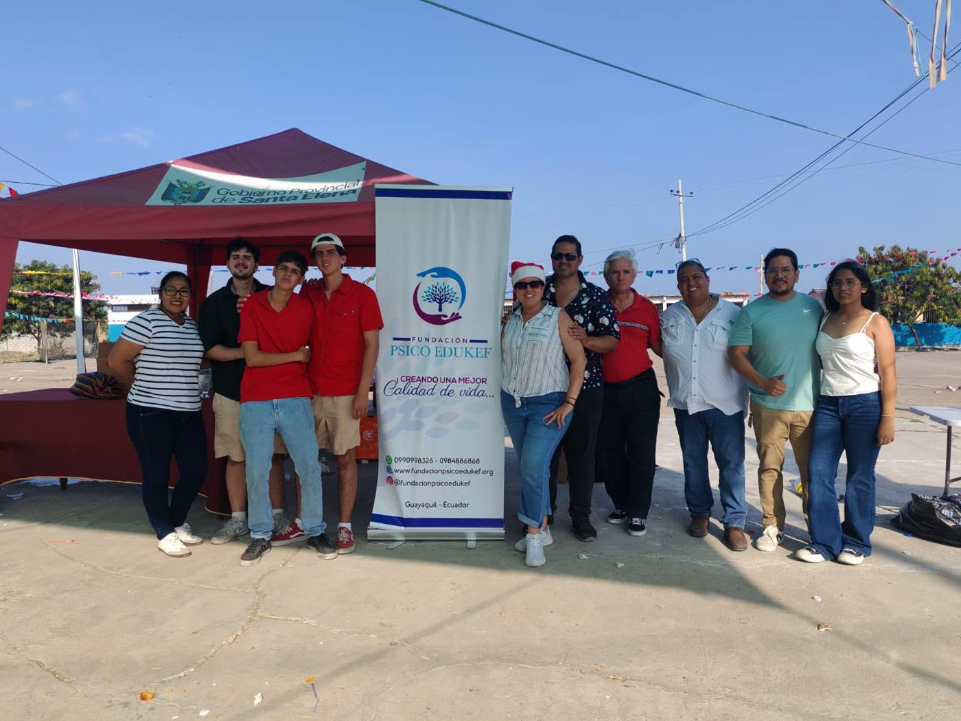 Equipo de la fundación junto a aliados en una jornada comunitaria