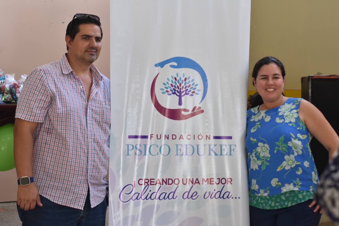 Victoria Ponce y Luis Fernando Andrade junto al banner de la fundación: Creando una mejor calidad de vida