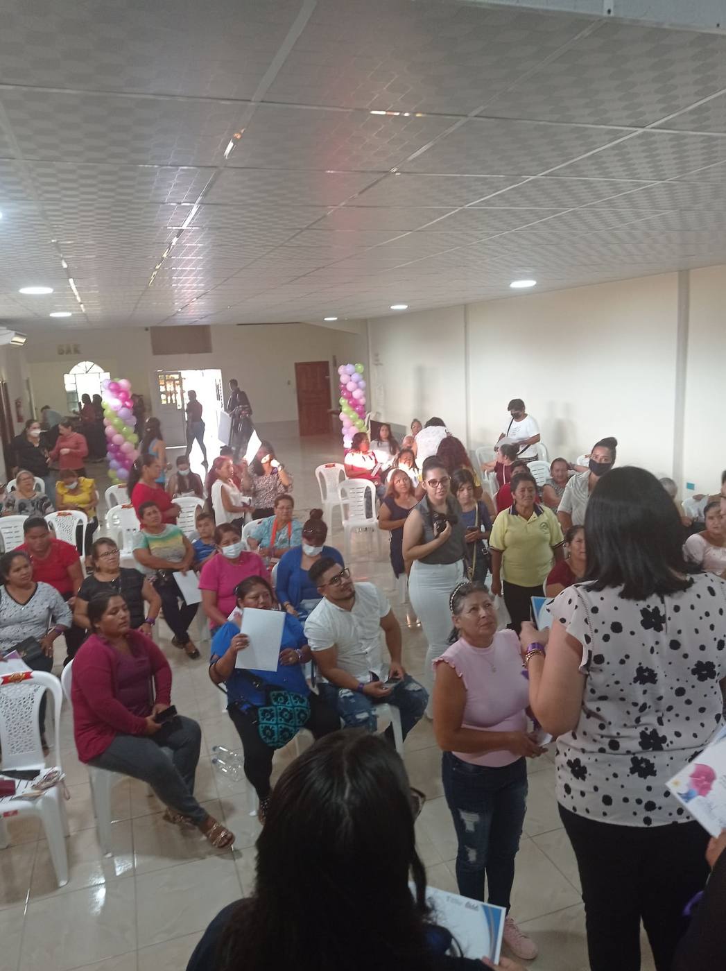 Madres y padres de familia en una charla de la fundación