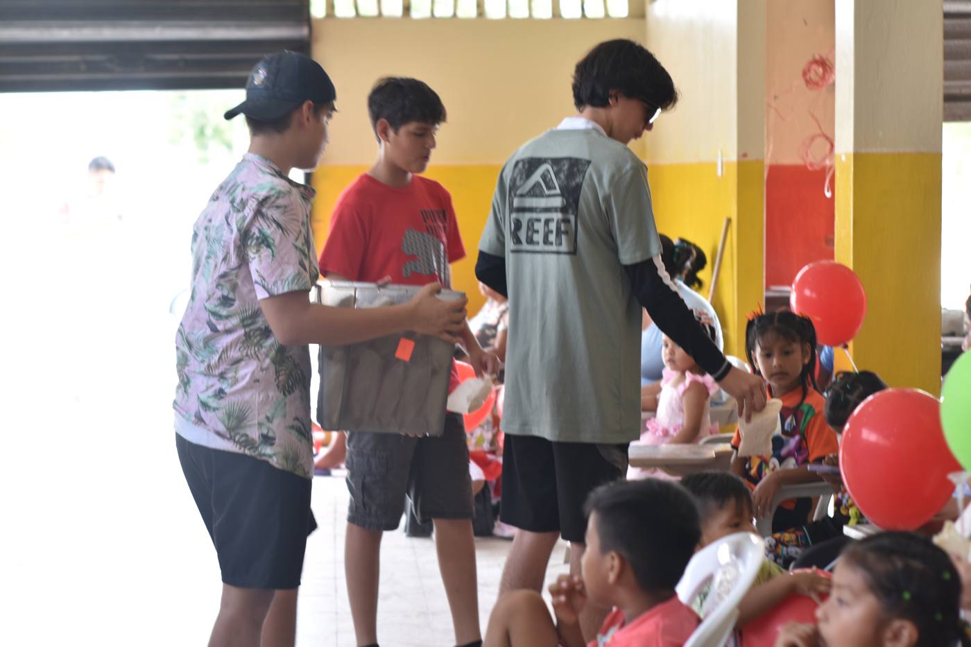 Voluntarios jóvenes repartiendo regalos