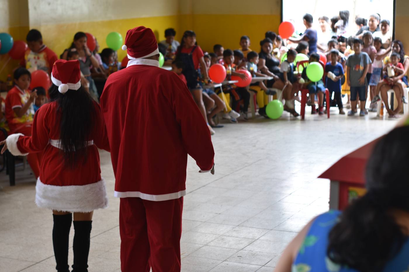 Show en el salón comunitario