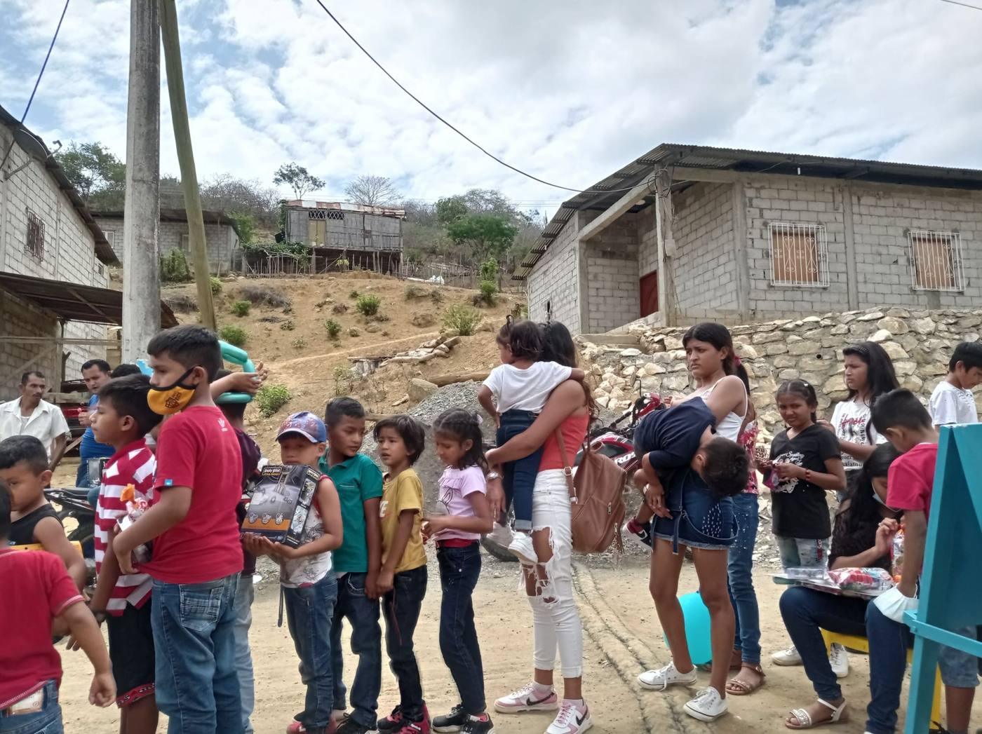 Niñas y niños en su comunidad