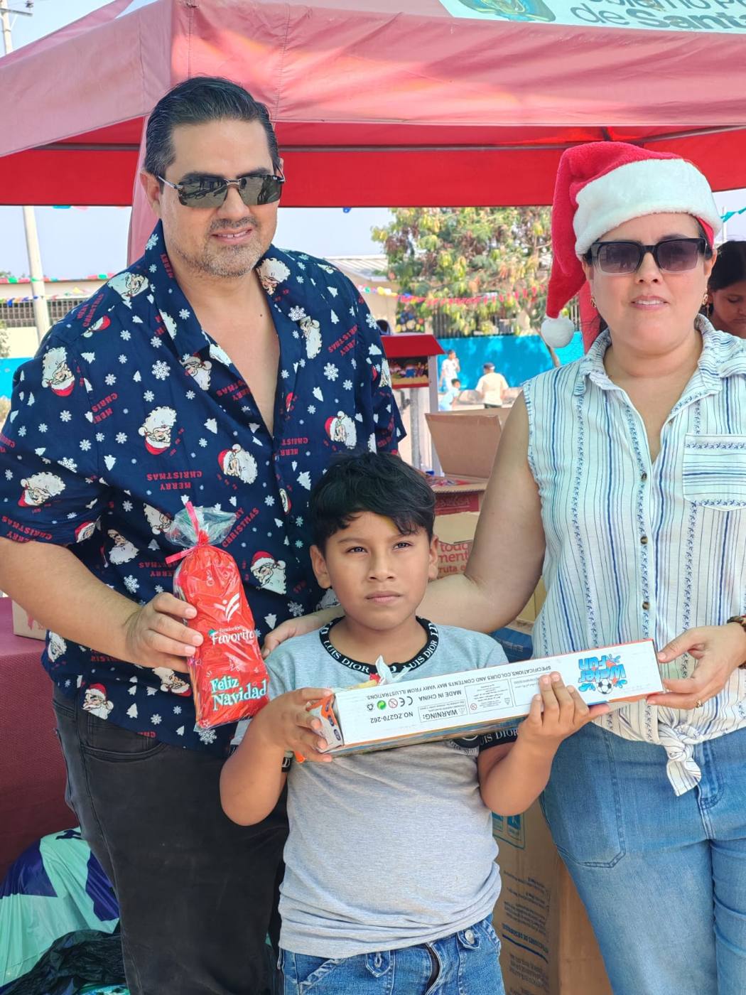 Entrega de regalos a un niño