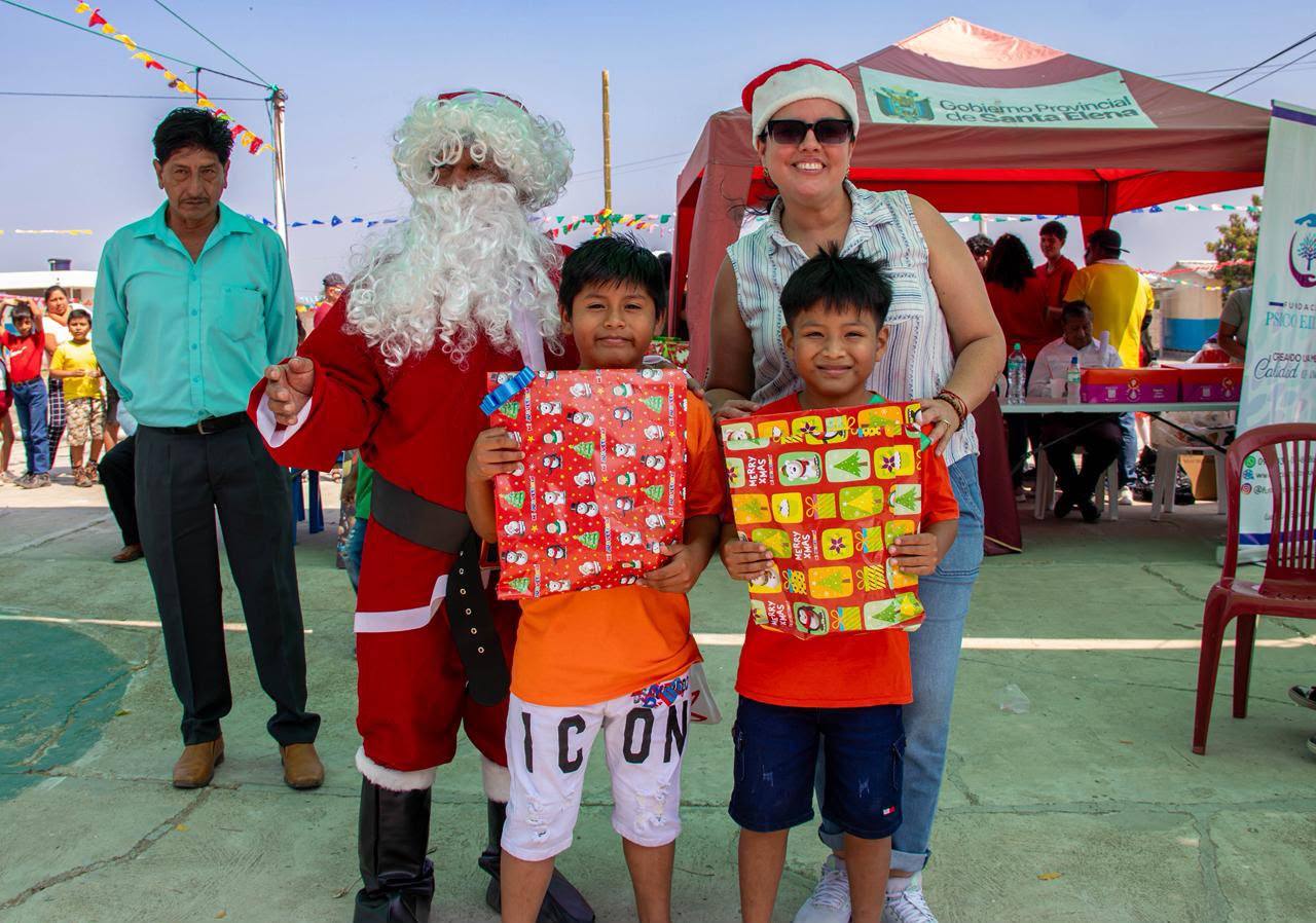 Niños recibiendo sus regalos