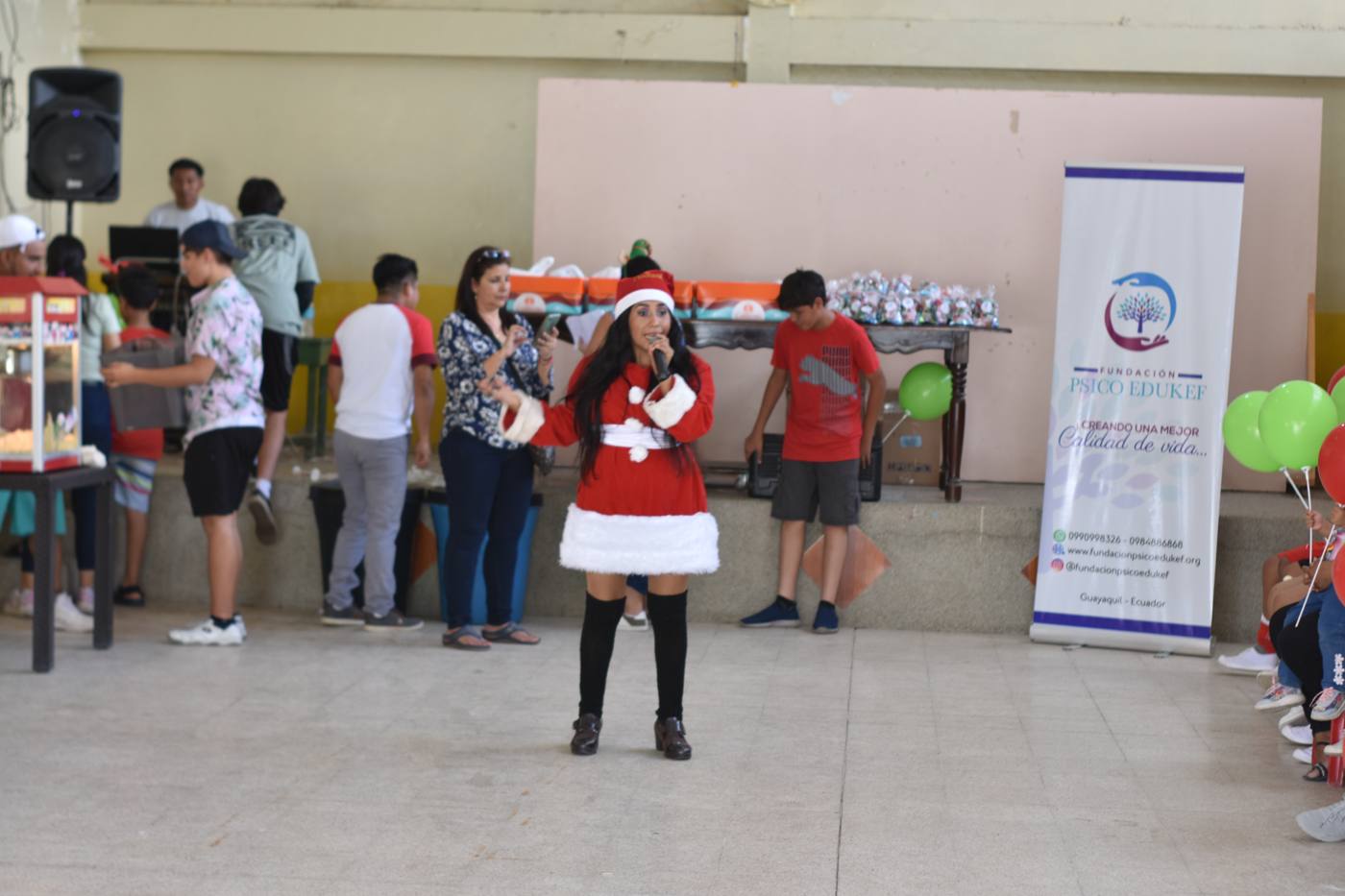 Show navideño con niñas y niños