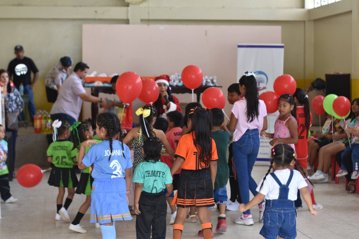 Niñas y niños con globos en la fiesta